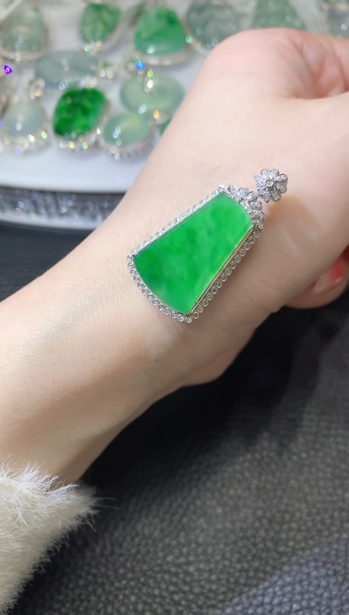 【闪购商品】翡翠吊坠(不含链)18K金镶嵌C4