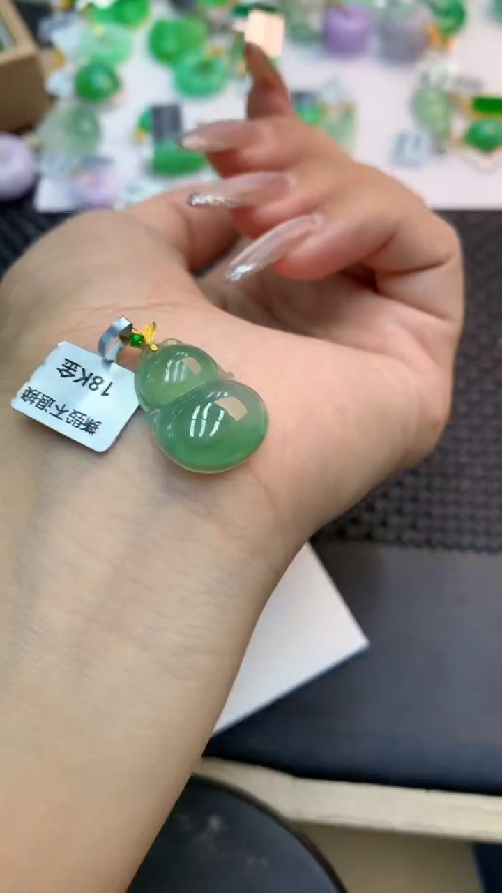 颈饰18K金镶嵌翡翠1