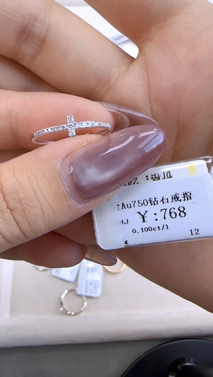 【闪购商品】钻石戒指/指环18K金镶嵌6900