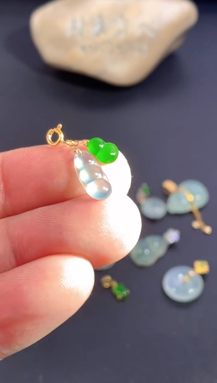 颈饰18K金镶嵌翡翠       