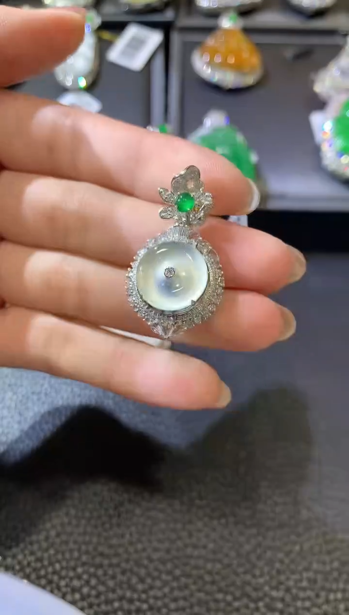 【闪购商品】翡翠吊坠(不含链)18K金镶嵌D229