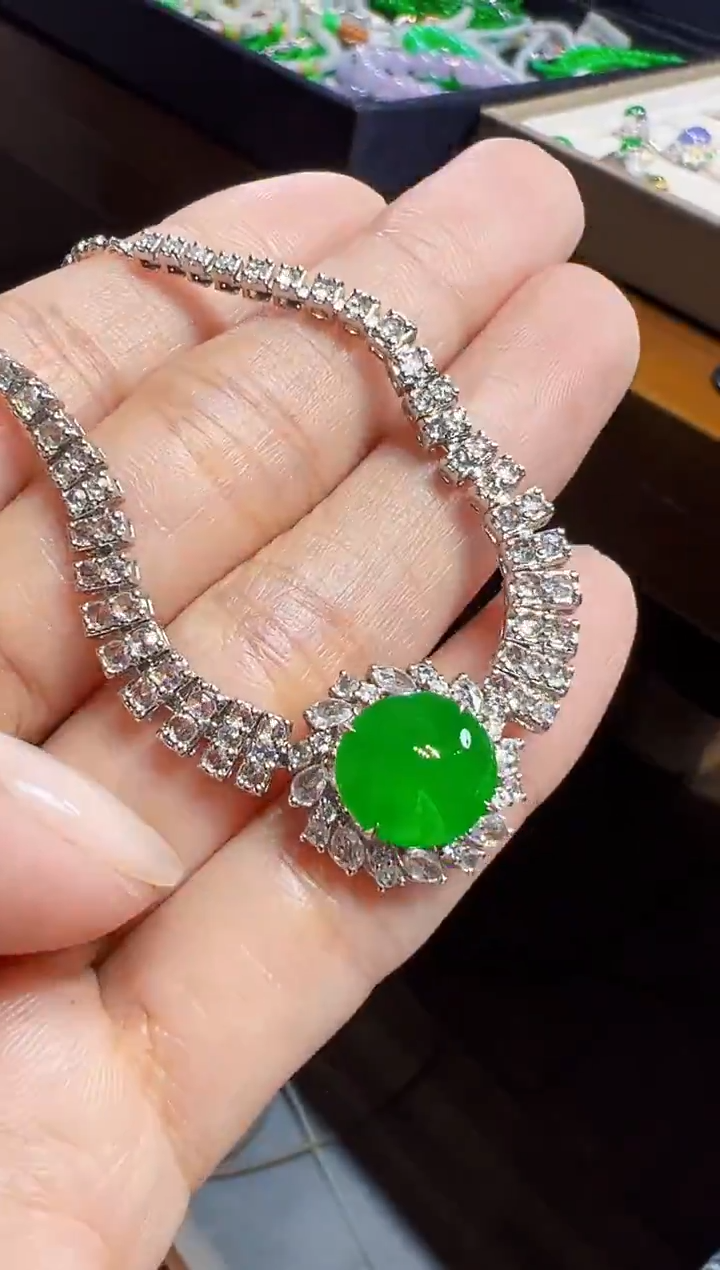 套链18K金镶嵌翡翠R****l蛋面