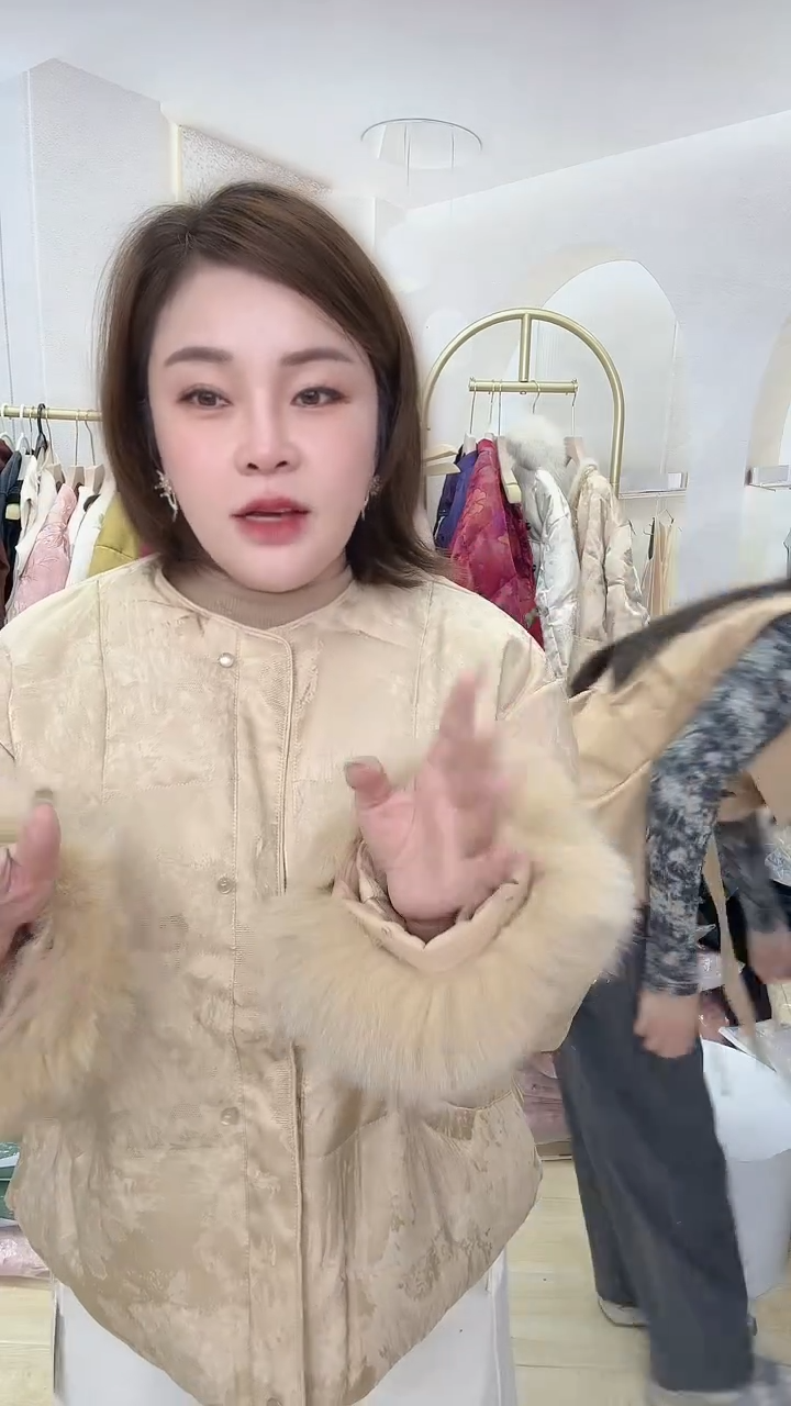 15号香槟色羽绒服1件    尺码备注