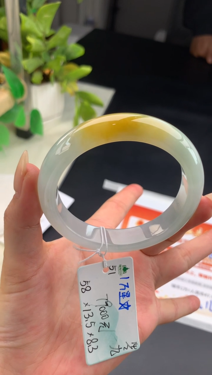 【闪购商品】翡翠手镯未镶嵌 #情人节#送礼，下单联系客服核对地址~