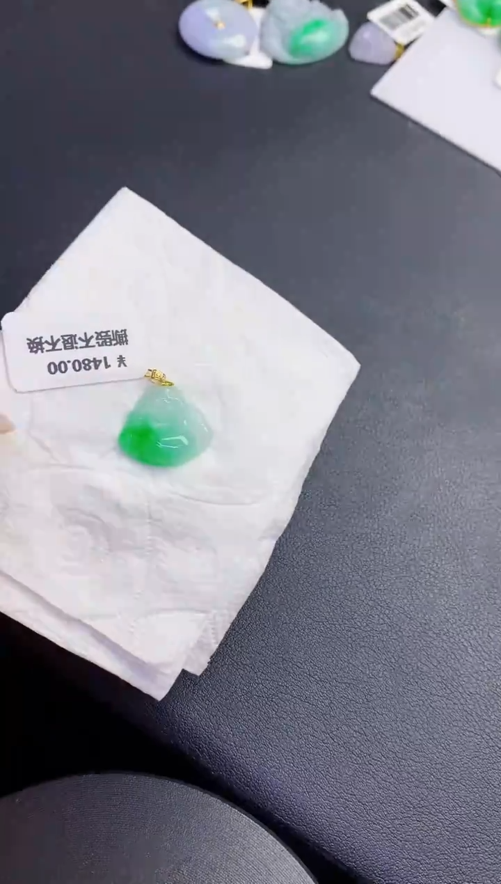 颈饰18K金镶嵌翡翠缅甸天然翡翠A货