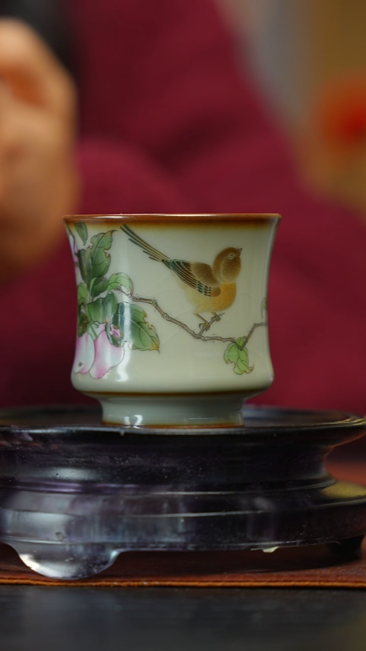 气柴窑 粉彩 果熟来禽图 玉石青古月杯