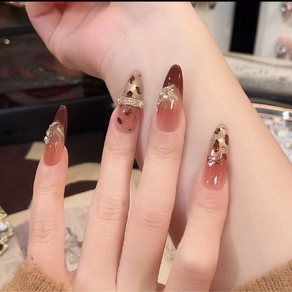 美拉豹 手工穿戴甲秋冬琥珀豹纹显白光疗美甲可拆卸穿戴甲