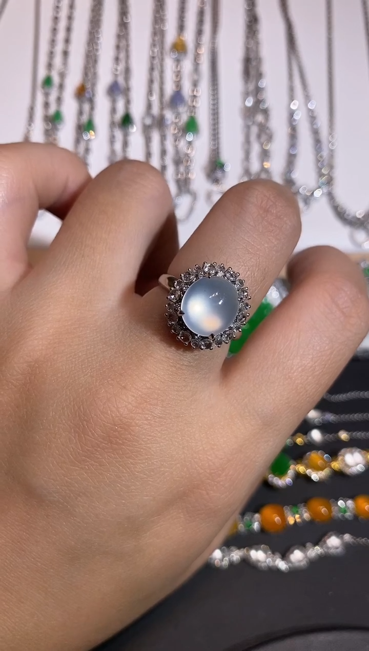 颈饰18K金镶嵌翡翠戒指