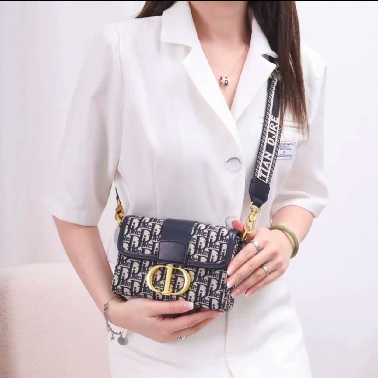 2025高级百搭蒙田包小号18x7x13刺绣肩带款式