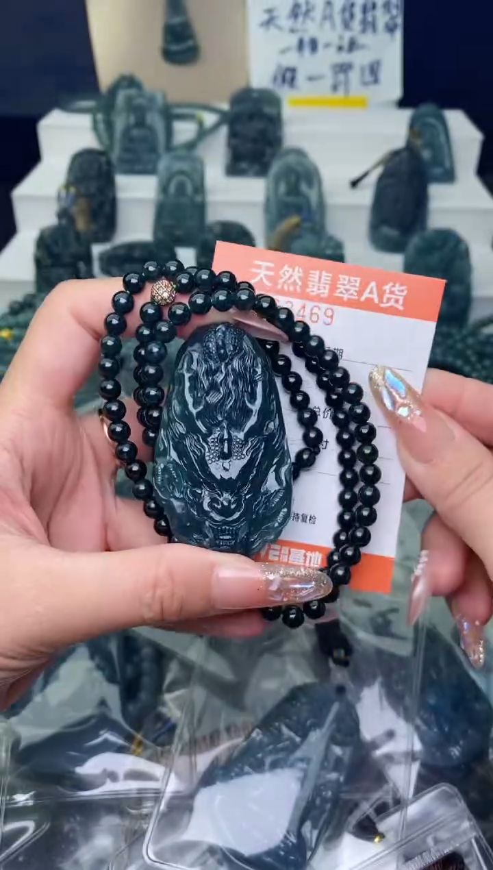 翡翠未镶嵌颈饰            
