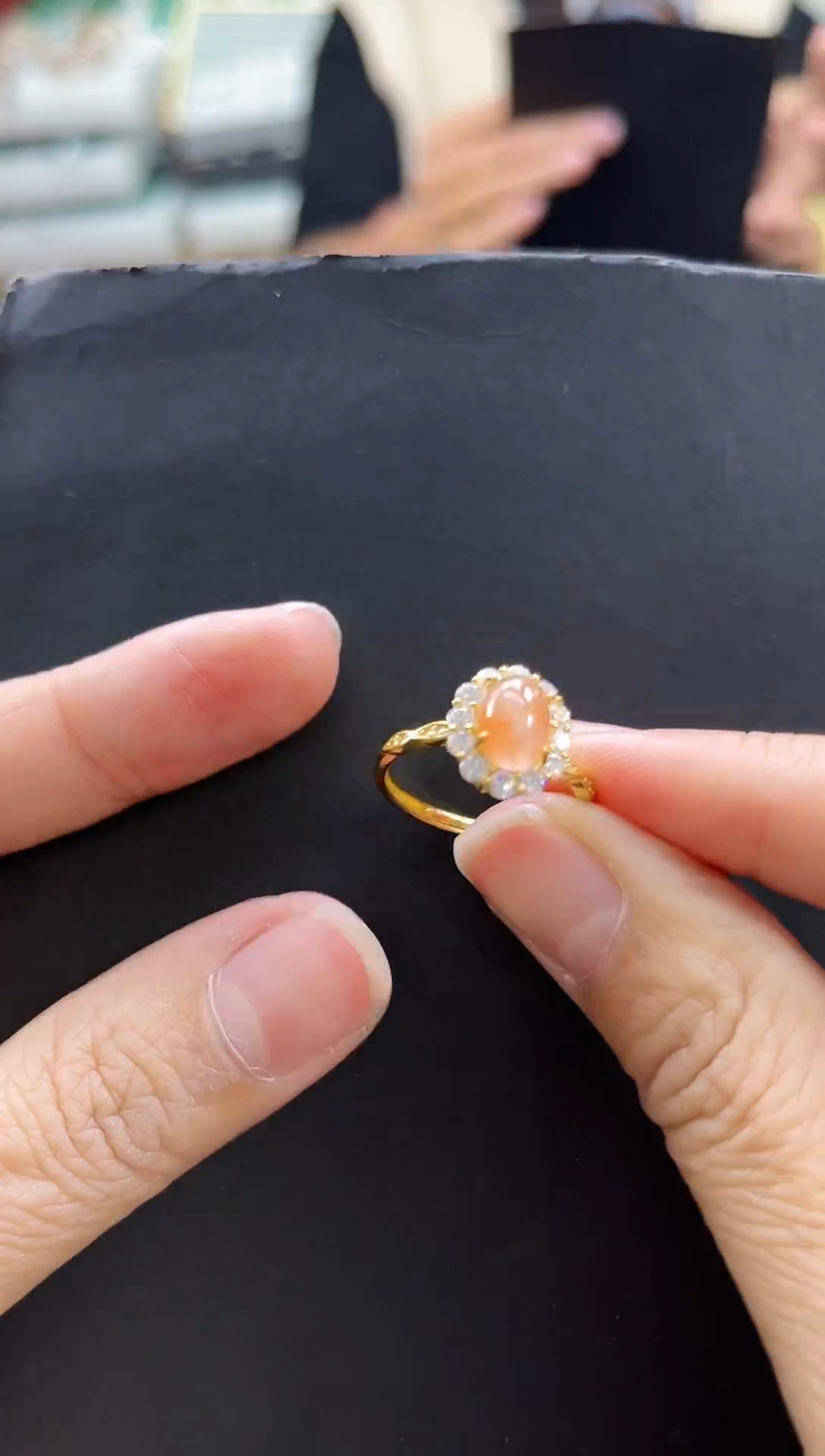 未镶嵌石英质玉（非洲翠）戒指冰红