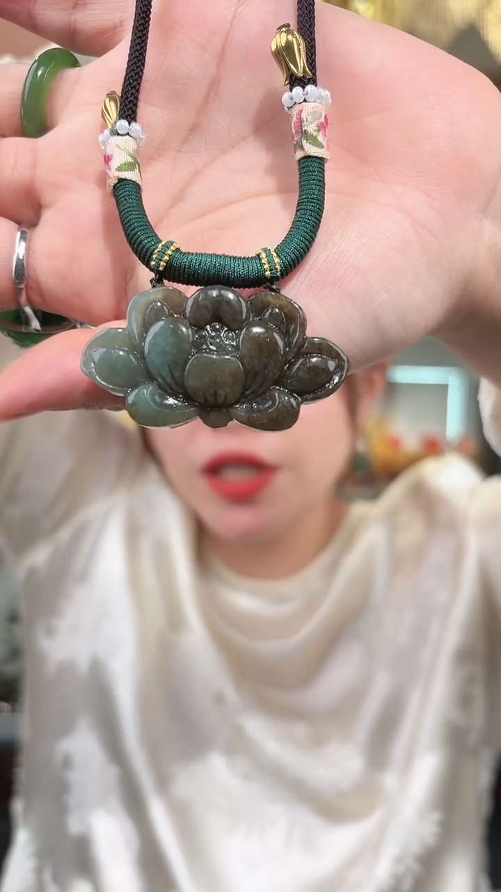 和田玉未镶嵌颈饰荷花吊坠