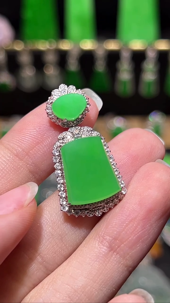 颈饰18K金镶嵌翡翠吊坠