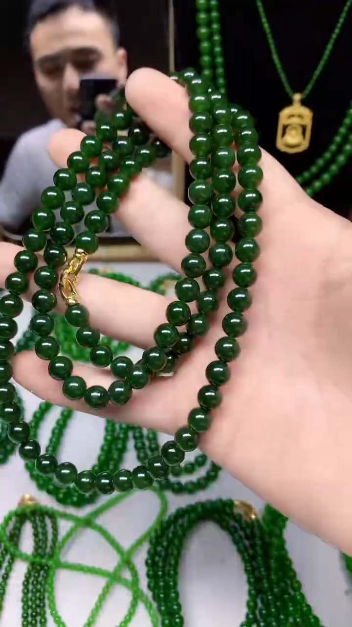 和田玉（碧玉）未镶嵌项链卡8的108颗的菠菜绿