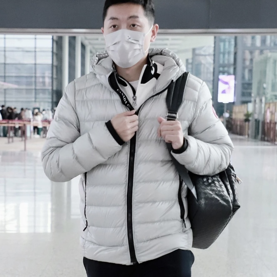未使用 CANADA GOOSE  加拿大鹅银桦色连帽彩标羽绒服