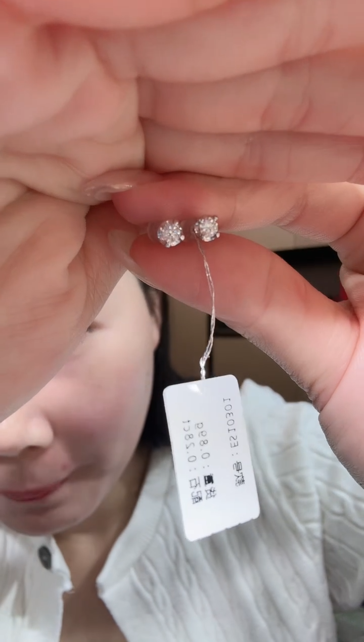 【闪购商品】钻石手链铂Pt950镶嵌铂金pt950 四爪耳钉