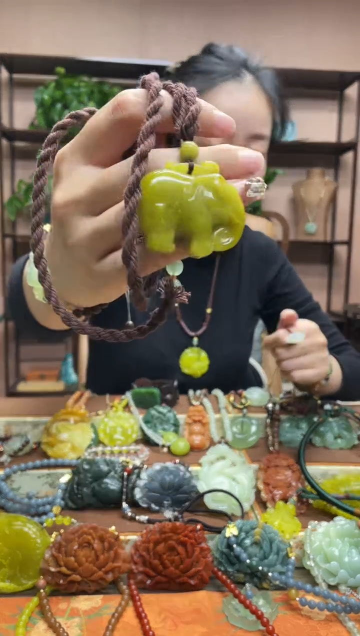 未镶嵌岫玉吊坠多样性发货发其中之一