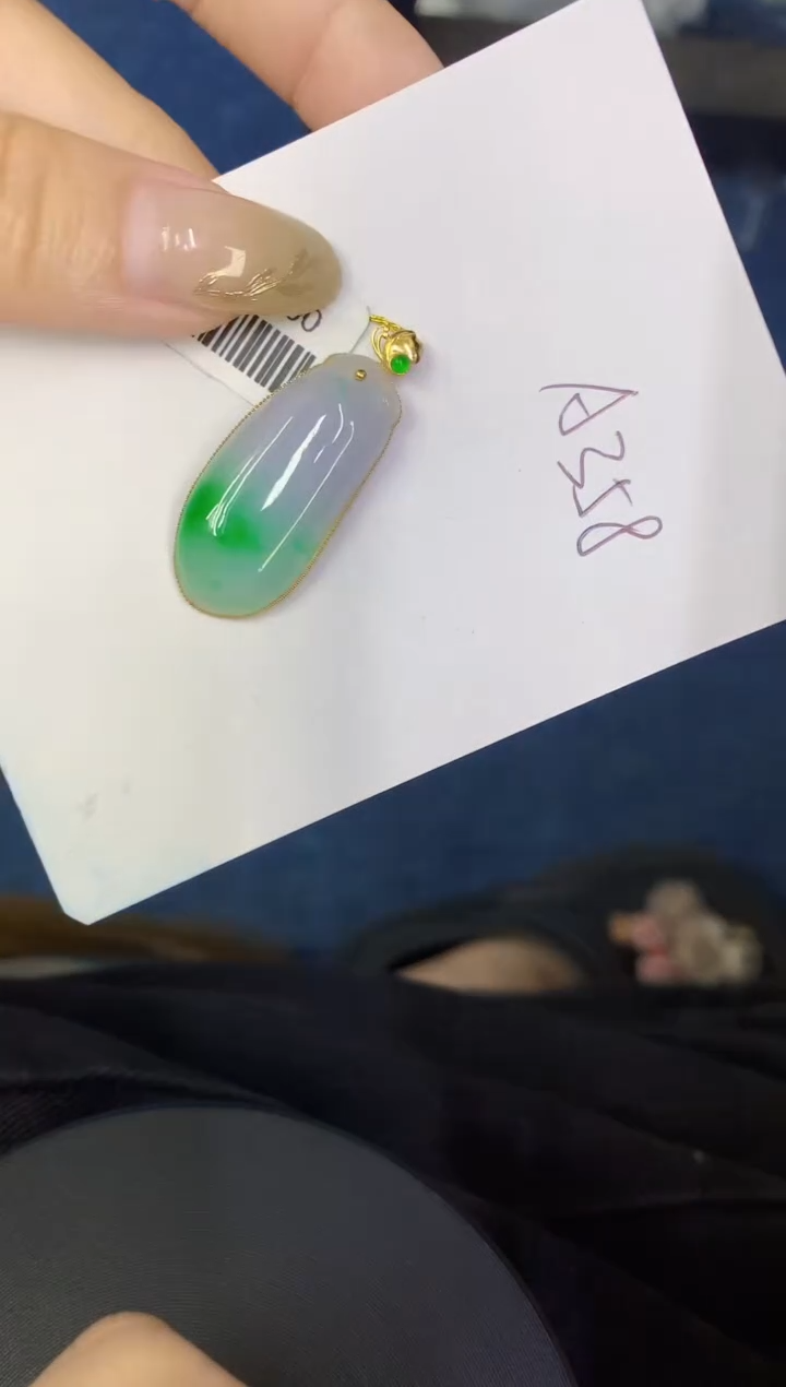翡翠18K金镶嵌颈饰缅甸天然翡翠A货