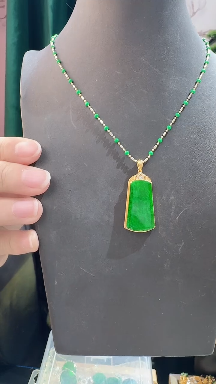 颈饰18K金镶嵌翡翠8888888888