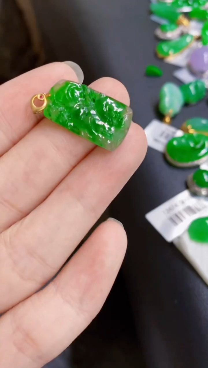 颈饰18K金镶嵌翡翠山水