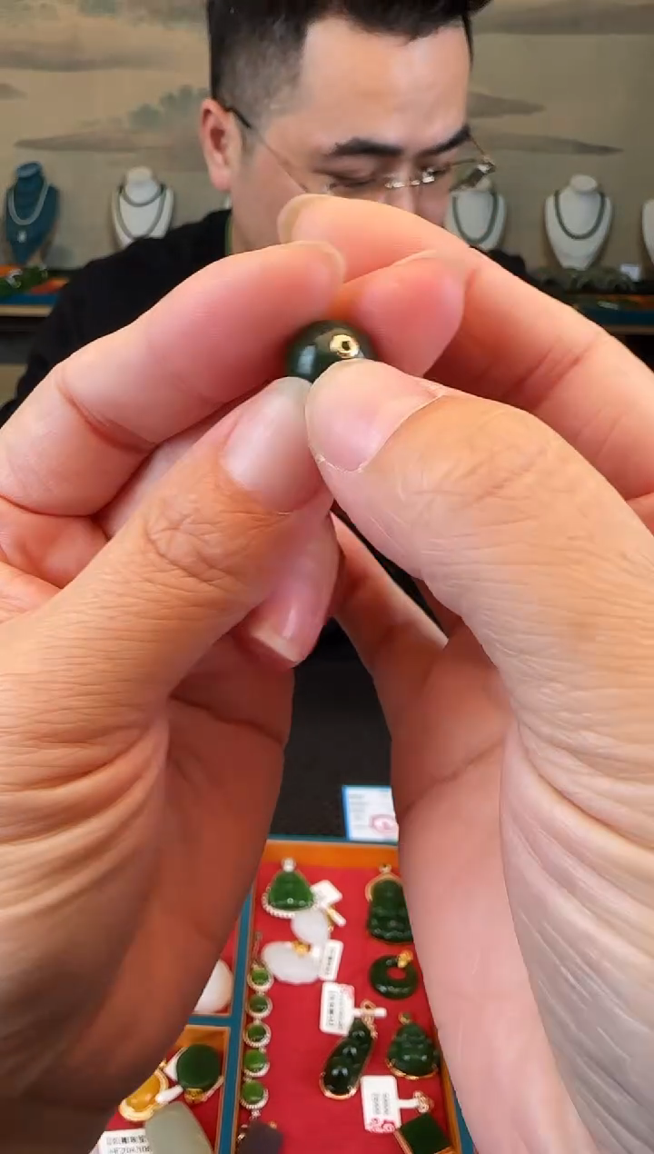 颈饰18K金镶嵌和田玉卡12单珠