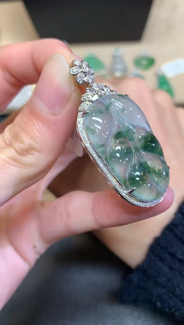 【闪购商品】翡翠颈饰18K金镶嵌叶子【无服务费】