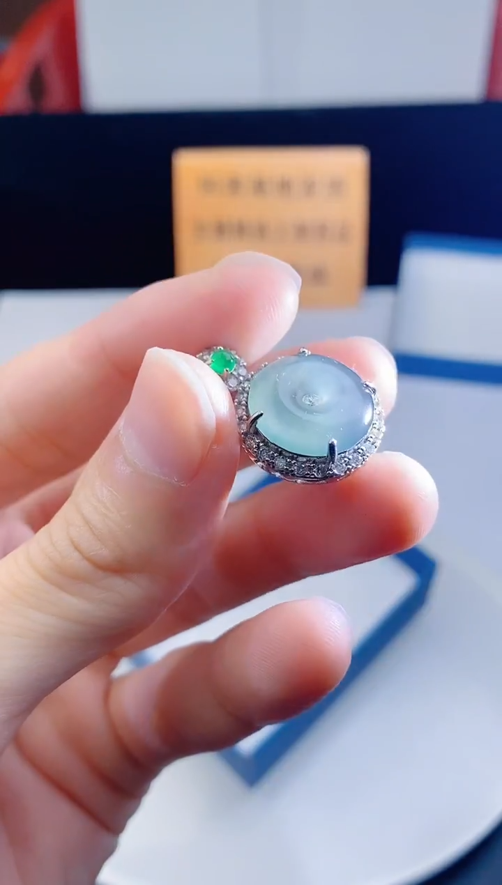 颈饰未镶嵌翡翠   