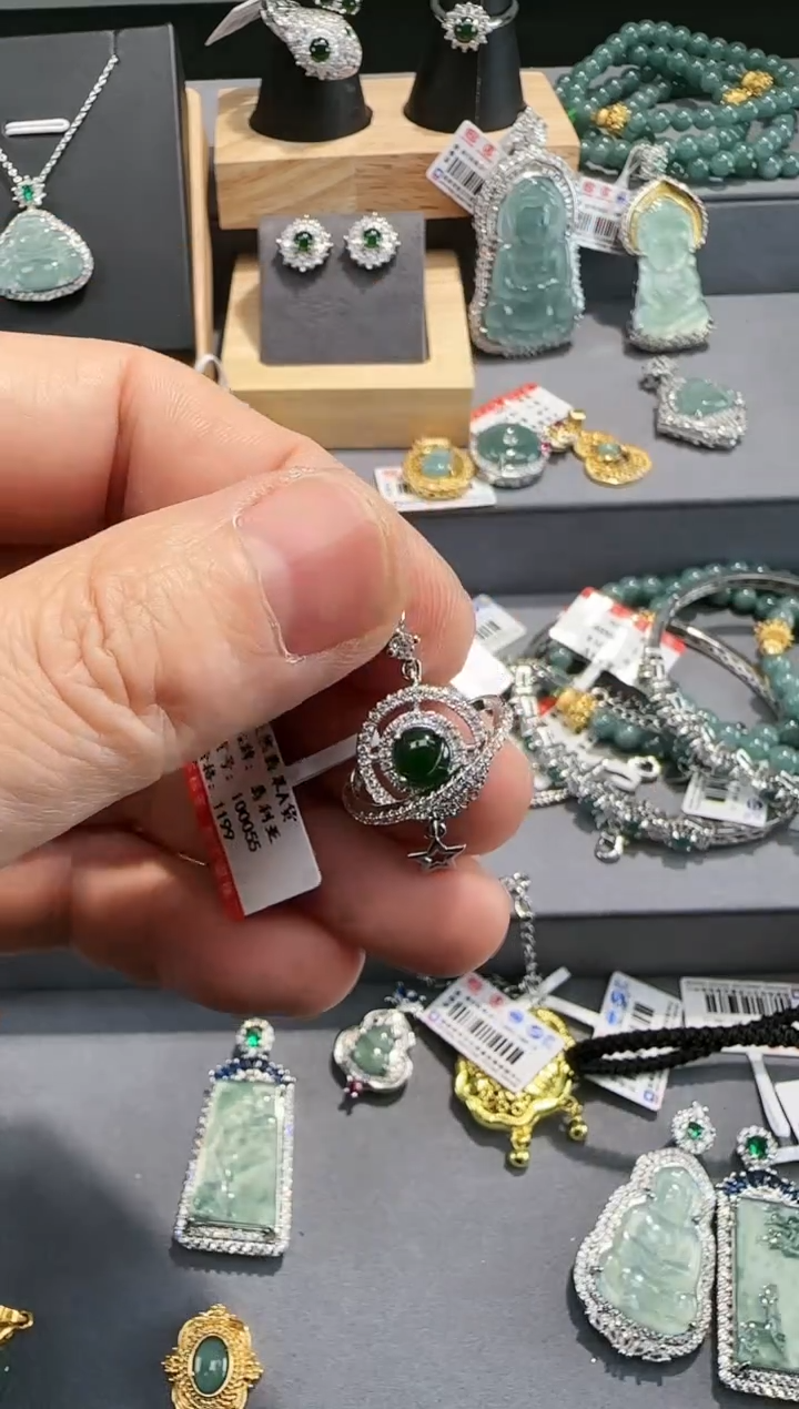 【闪购商品】翡翠吊坠(赠链)未镶嵌天然翡翠A货带证书发货