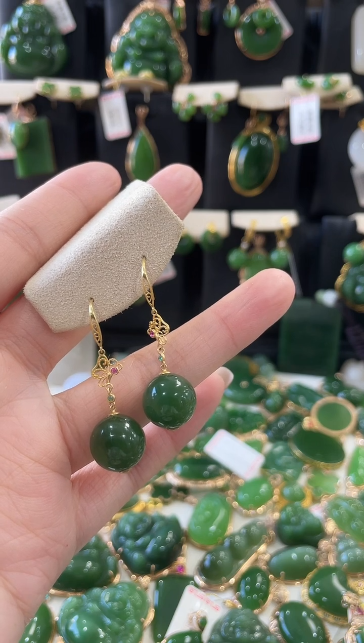 颈饰18K金镶嵌和田玉（碧玉）耳饰