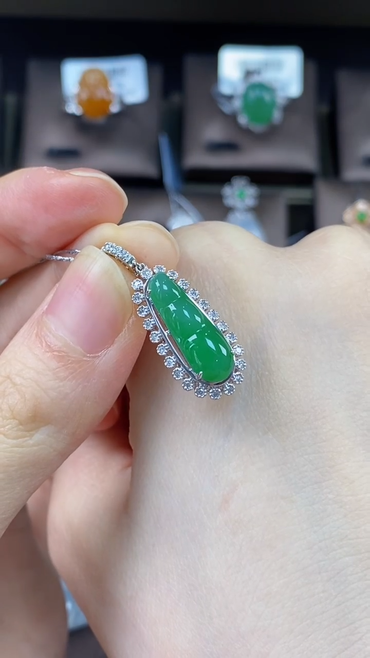 【闪购商品】翡翠吊坠(不含链)18K金镶嵌翡翠包镶福豆