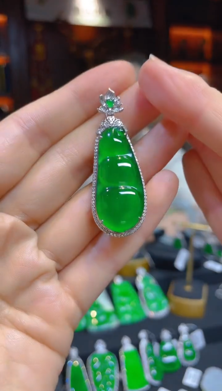 【闪购商品】翡翠颈饰18K金镶嵌117569天然A货翡翠豆子吊坠