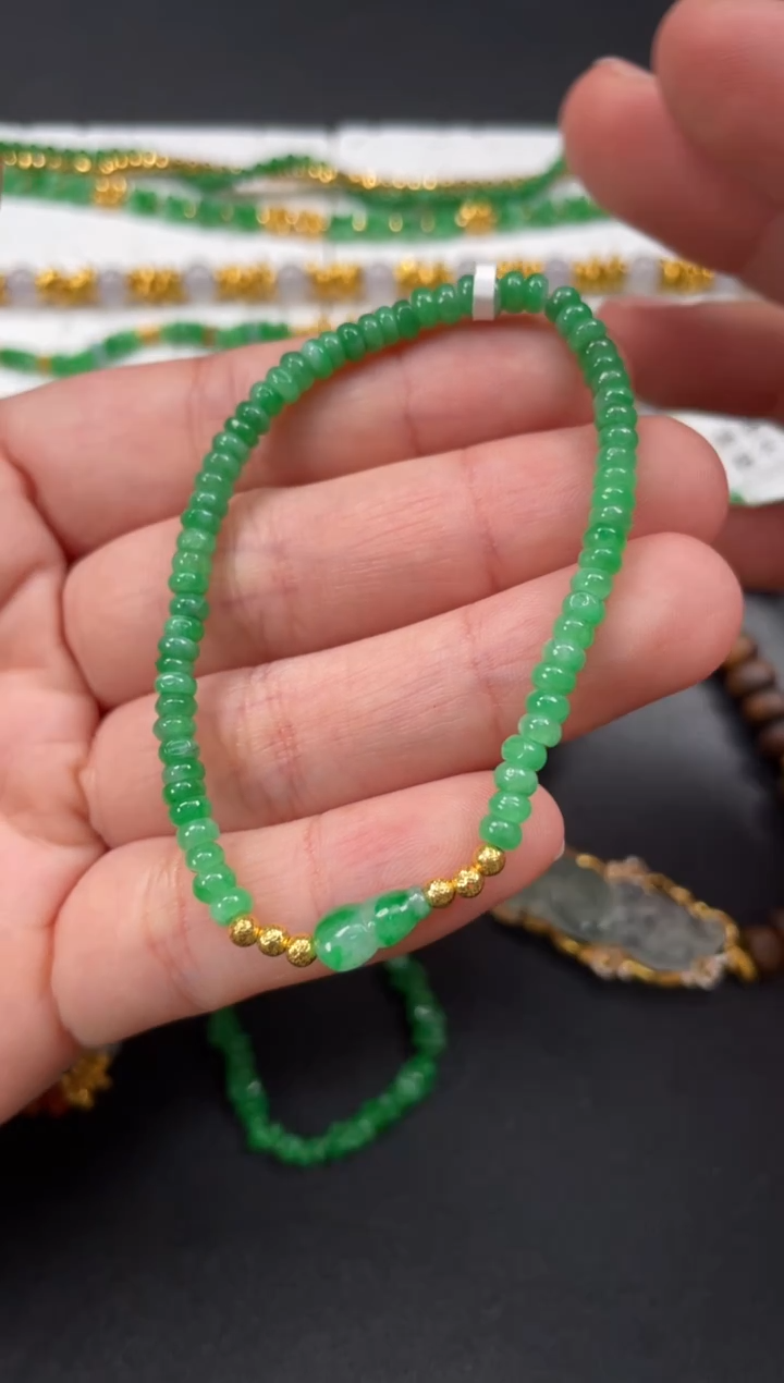 18K金镶嵌手串翡翠一条   P184