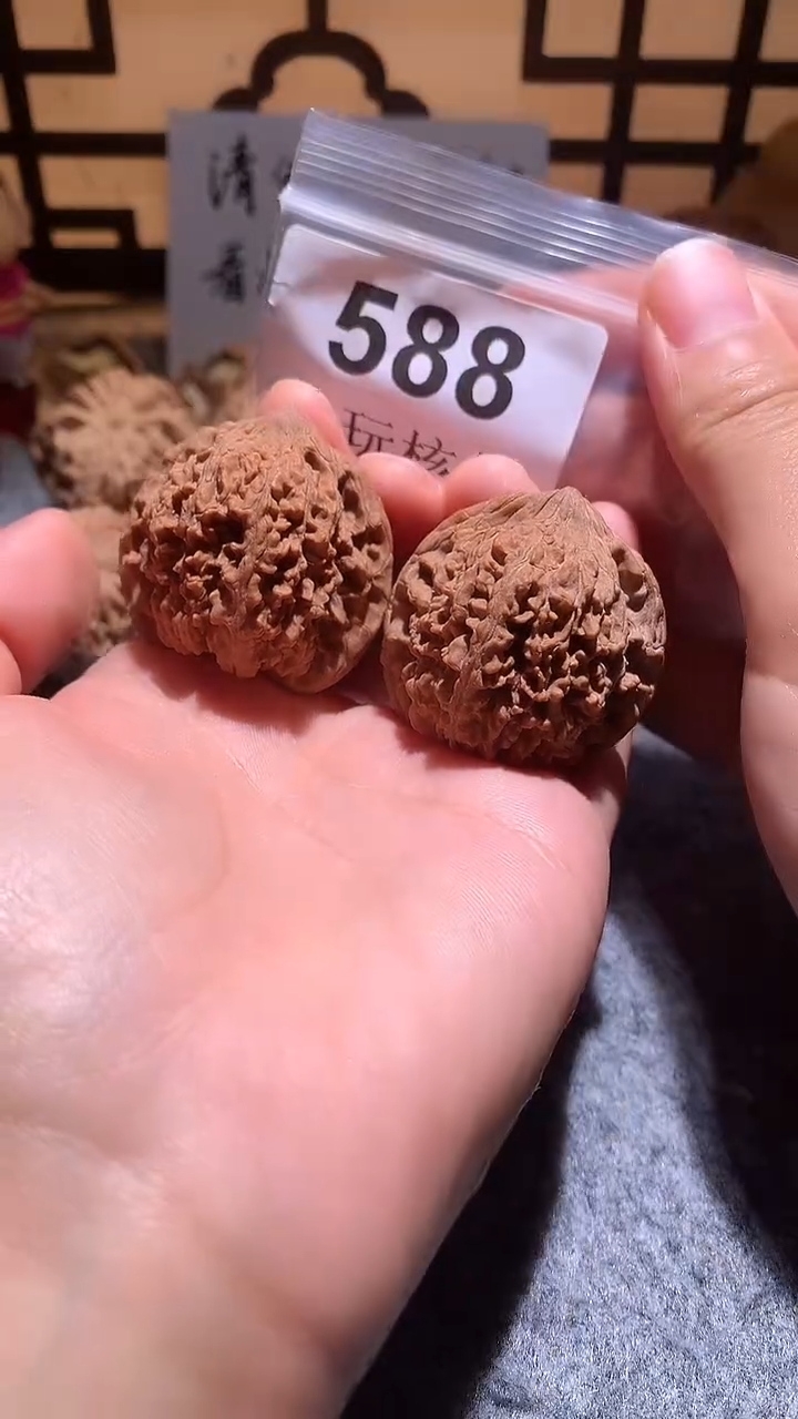 把件文玩核桃【趣玩核堂】588 号，38左右满天星