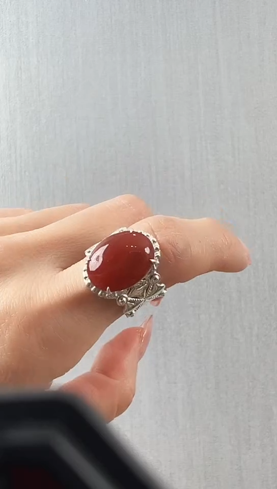 颈饰未镶嵌翡翠戒指