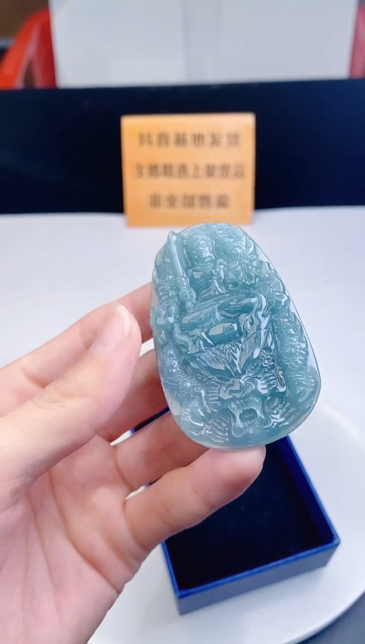 颈饰未镶嵌翡翠  