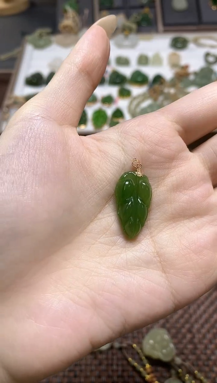 颈饰18K金镶嵌和田玉是**呀天然和田玉叶子