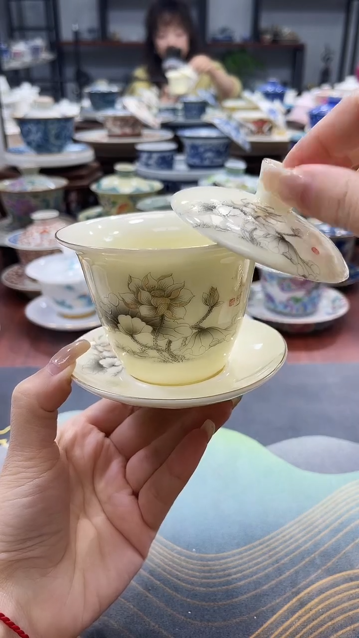 黄宝石描金荷气生财盖碗