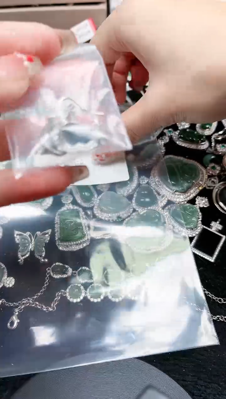 【闪购商品】翡翠颈饰未镶嵌1597赠皮绳