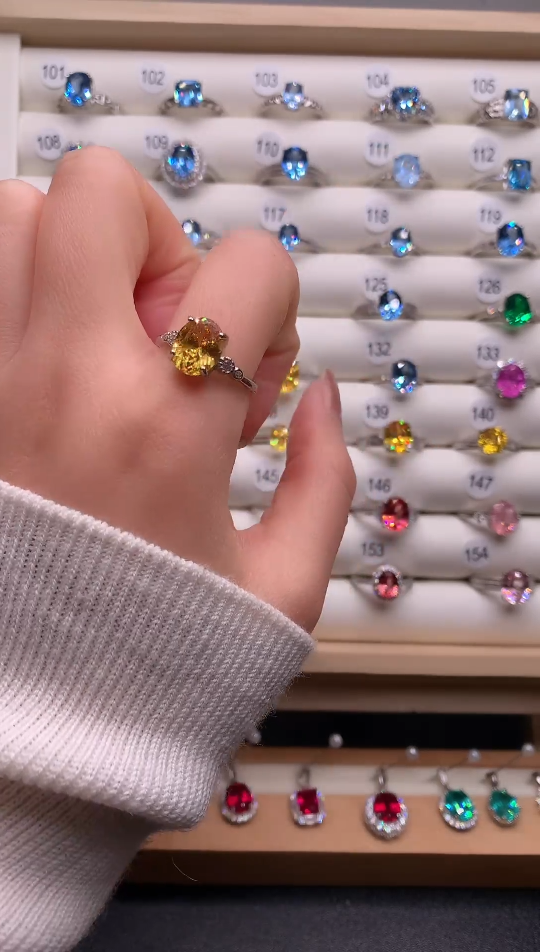 5蓝宝石（处理）黄宝石戒指