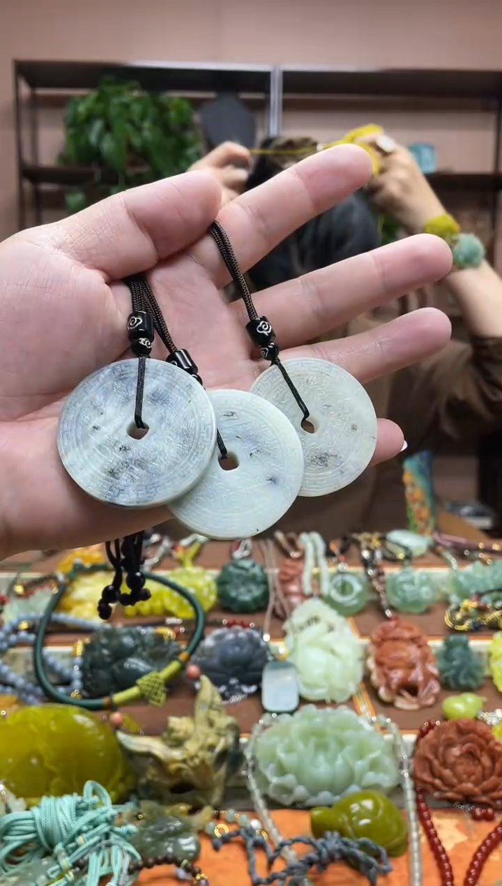 未镶嵌岫玉吊坠多样性发货发其中之一