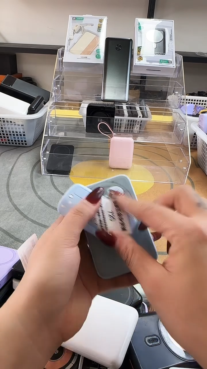 1M一**秋 精品磁吸无线充移动电源