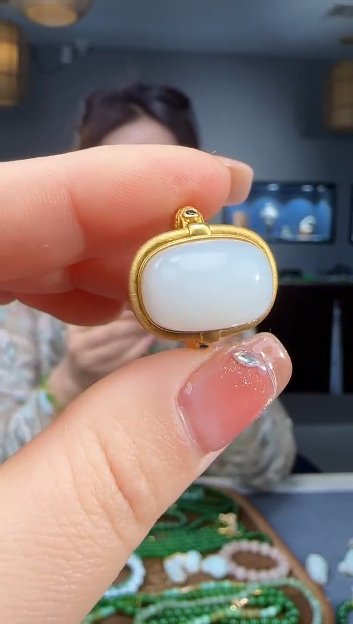 18K金镶嵌戒指和田玉1