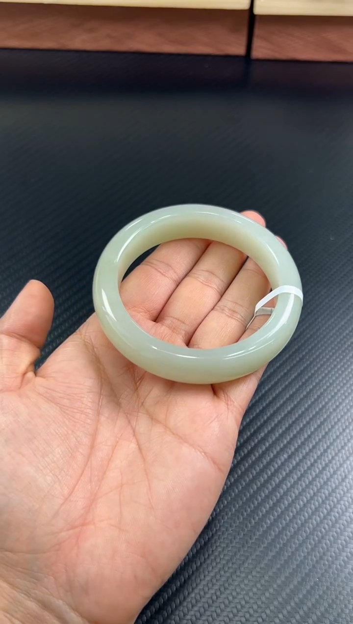 未镶嵌手镯和田玉且末近矿微色差58sm 