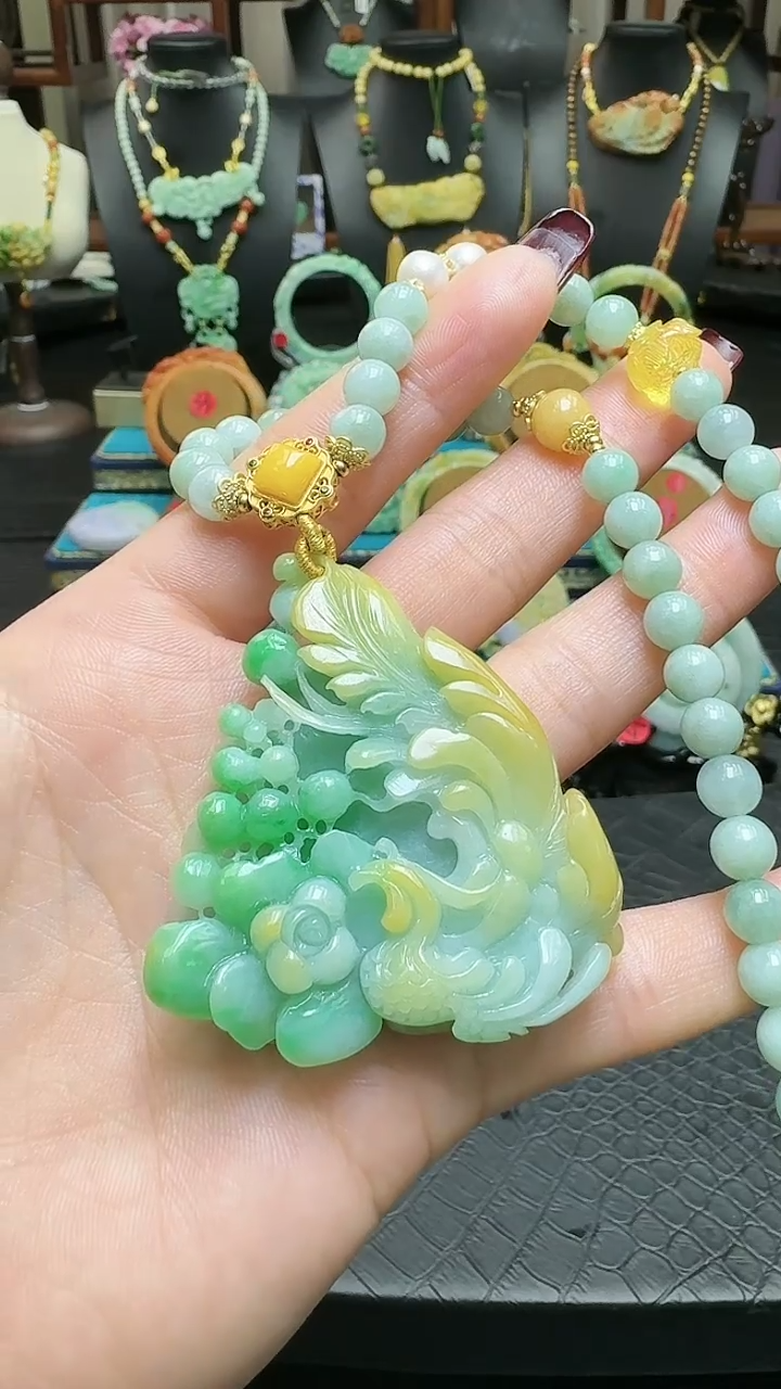 【闪购商品】翡翠颈饰未镶嵌黄加绿风牌