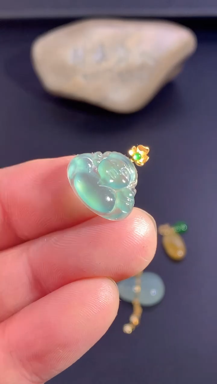 颈饰18K金镶嵌翡翠   