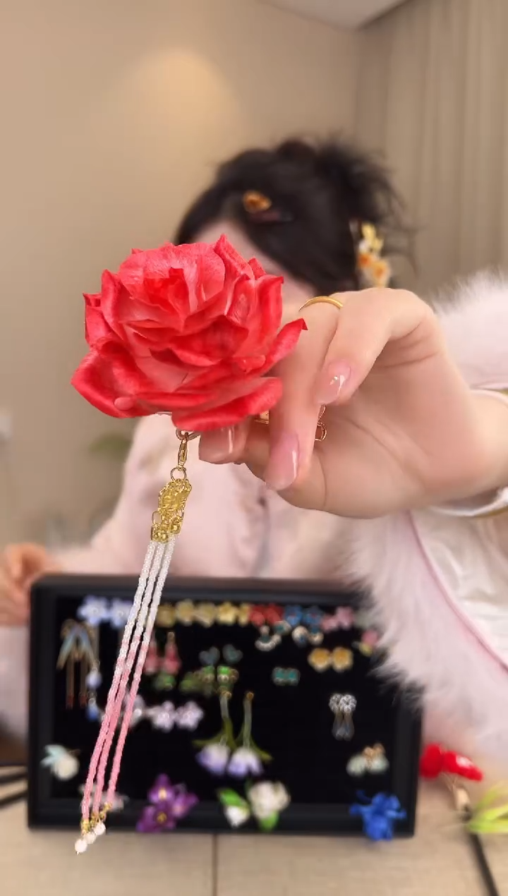 刺绣隔****》红富士颜色绒花边夹