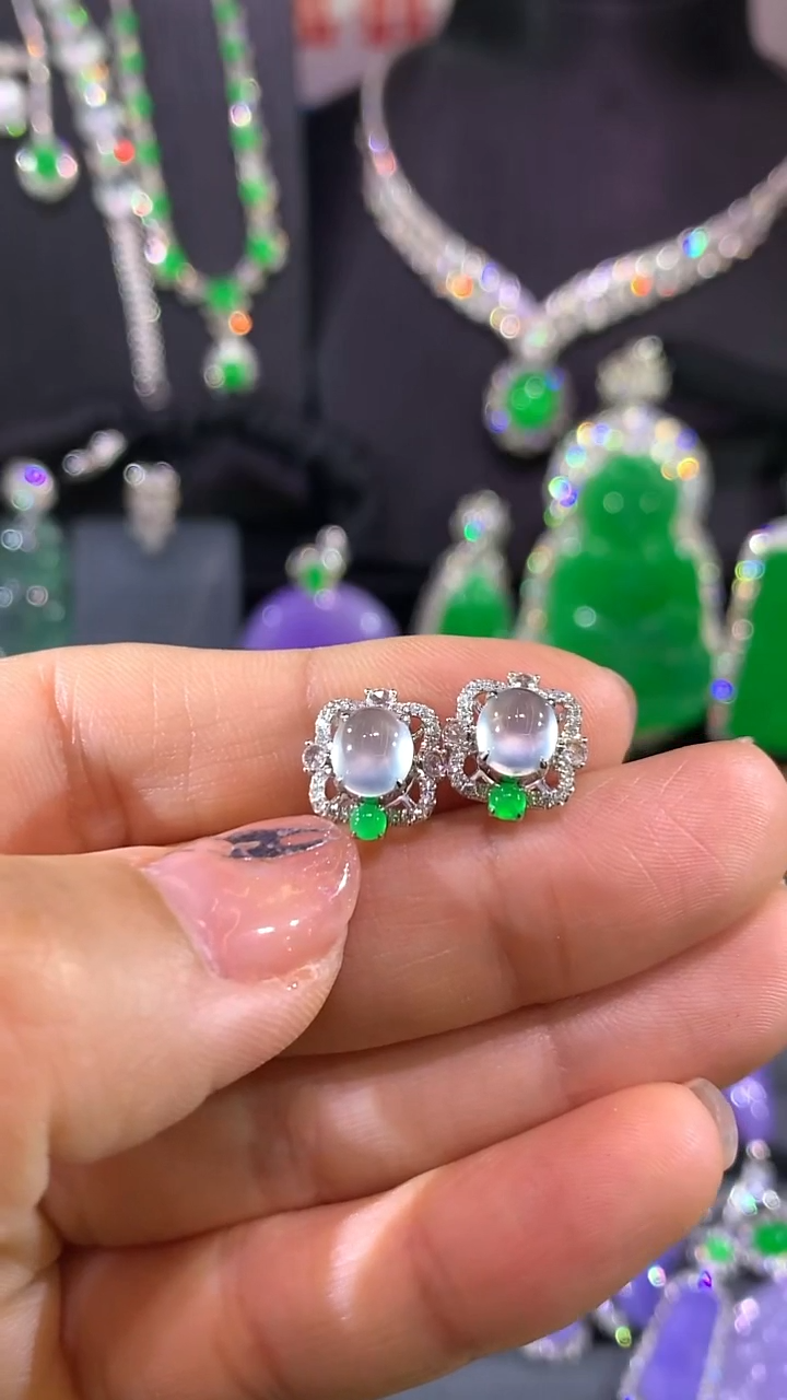 18K金镶嵌翡翠耳饰耳钉