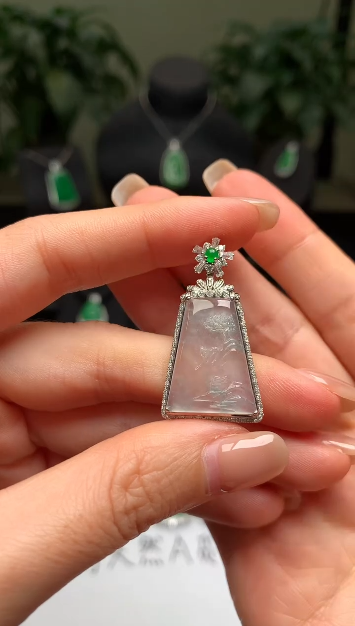 颈饰18K金镶嵌翡翠山水牌