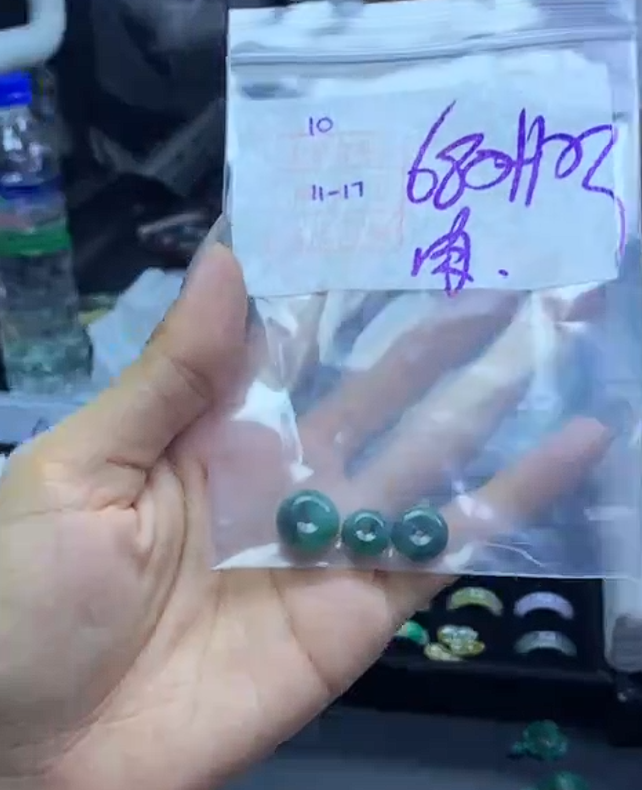 翡翠 扣子3个690元毛货需精抛光