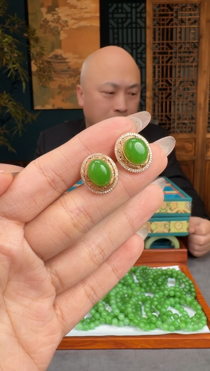 【闪购商品】和田玉耳坠18K金镶嵌碧玉果绿发一对